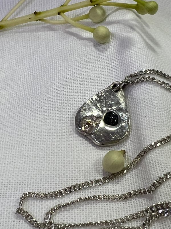 "Lake Bonney" SS Pendant with blue sapphire